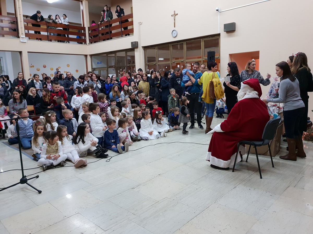 Božićna priredba za djecu i roditelje